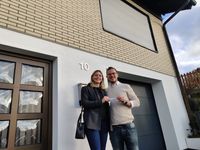 Hüsch Immobilien Taunusstein Einfamilienhaus an glückliche Käufer übergeben